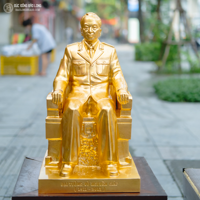  Tượng Đồng bác Võ Nguyên Giáp ngồi ghế dát vàng 9999 cao 5 tấc ( 48 cm ) ở Sài Gòn TPHCM
