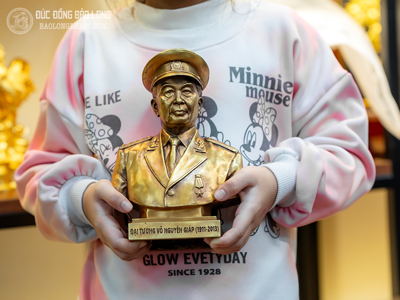  Tượng Đồng bác Võ Nguyên Giáp bán thân đồng vàng cao 2 tấc (20 cm) ở Sài Gòn TPHCM