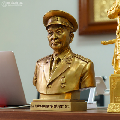 Tượng Bác Giáp bán thân bằng đồng ở Sài Gòn TPHCM