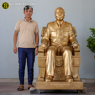 Tượng Bác Giáp ngồi ghế bằng đồng ở Sài Gòn TPHCM