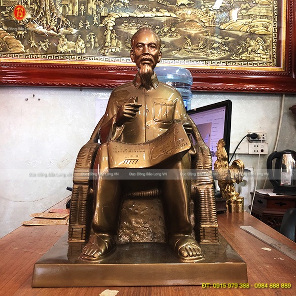 Tượng Bác Hồ ngồi Ghế Bành Đọc Sách bằng đồng Cao hơn 4 tấc (42 cm) ở Sài Gòn