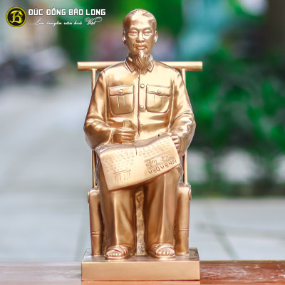 Tượng Đồng Bác Hồ ngồi ghế mây đọc sách Cao 4 tấc hơn (42 cm) ở TPHCM