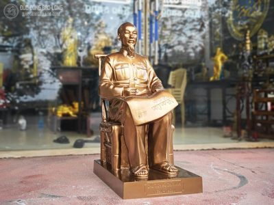 Tượng Đồng Bác Hồ ngồi ghế mây đọc sách Cao 8 tấc (81 cm) ở sài gòn