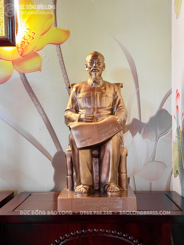 Tượng Đồng Bác Hồ ngồi ghế mây đọc sách giá rẻ Cao 8 tấc (81 cm) ở sài gòn