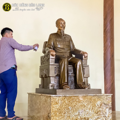 Tượng Đồng Bác Hồ ngồi Ngai Cao hơn 1m rưỡi (155 cm) ở Sài Gòn