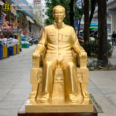 Tượng Đồng Bác Hồ ngồi Ngai Cao hơn 4 tấc (42 cm) ở Sài Gòn