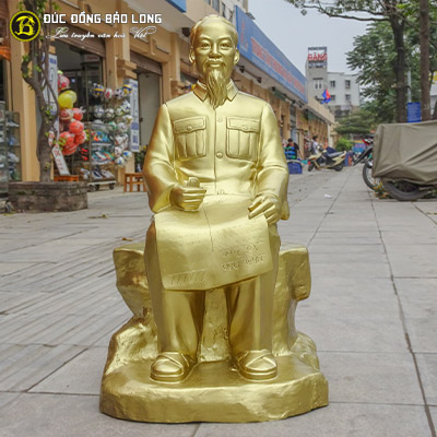 Tượng Đồng Bác Hồ ngồi đá đọc sách Cao hơn 8 tấc hơn (81 cm) ở TPHCM