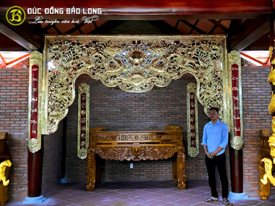 Hoàn Thiện Lắp Đặt Cửa Võng Bằng Đồng 3m7 Cho Nhà Thờ Họ Nguyễn