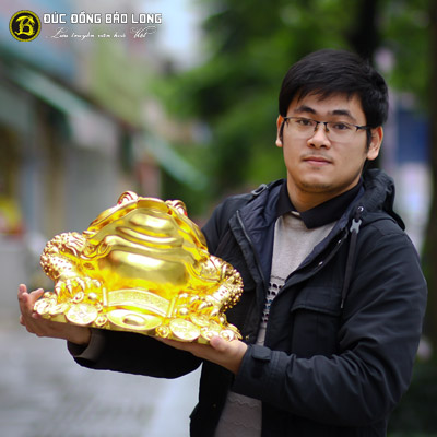 Tượng Đồng Cóc Ba Chân Ngậm Tiền Phong Thủy Dát Vàng 9999 cao 2 tấc ( 25 cm ) ở Sài Gòn TPHCM