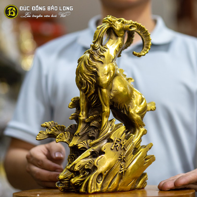 Tượng Đồng Mùi ( Dê ) Đứng Trên Núi Đá cao 3 tấc ( 29 cm ) ở Sài Gòn TPHCM
