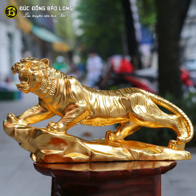 Tượng Đồng Dần ( Hổ ) Đứng Đá Phong Thủy Dát Vàng dài 4 tấc ( 42 cm ) ở Sài Gòn TPHCM