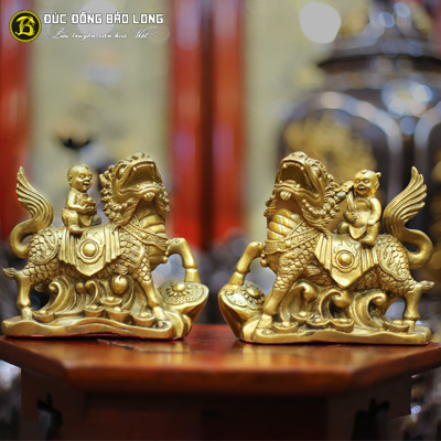 Tượng Đồng Kỳ Lân Cõng Trẻ Bằng Đồng Vàng cao 1 tấc ( 13 cm ) ở Sài Gòn TPHCM