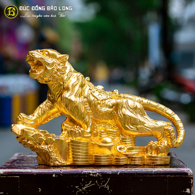 Tượng Đồng Dần ( Hổ ) Bệ Cây Tùng Phong Thủy Dát Vàng cao 2 tấc ( 25 cm ) ở Sài Gòn TPHCM
