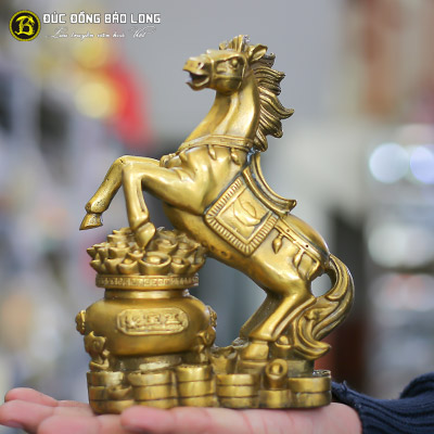 Tượng Đồng Ngọ ( Ngựa ) Đứng Trên Hũ Vàng cao 2 tấc ( 18 cm ) ở Sài Gòn TPHCM