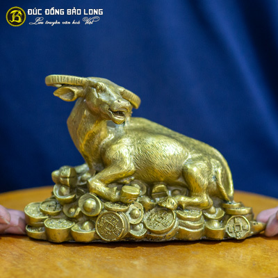 Tượng Đồng Sửu ( Trâu ) Nằm Trên Tiền ở Sài Gòn TPHCM