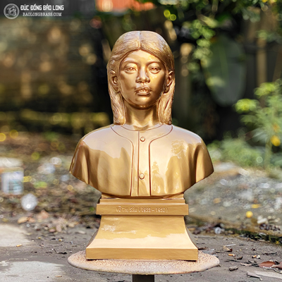 Tượng Đồng Nữ Anh Hùng Võ Thị Sáu cao 6 tấc ( 61 cm ) ở Sài Gòn TPHCM
