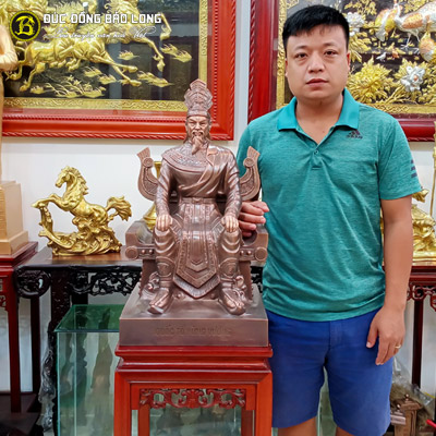 Tượng Đồng Vua Hùng Ngồi Ngai Màu Trầm Cổ cao 6 tấc ( 61 cm ) ở Sài Gòn TPHCM