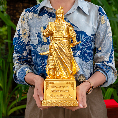 Tượng Trần Hưng Đạo mẫu mới dát vàng 9999 tại Sài Gòn TPHCM