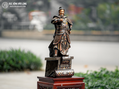 Tượng Đồng Trần Hưng Đạo bệ thuyền khảm điểm cao 7 tấc (69 cm) tại Sài Gòn TPHCM