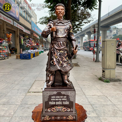 Tượng Đồng Trần Hưng Đạo bệ vuông khảm tam khí mẫu mới cao 6 tấc (61 cm) ở Sài Gòn