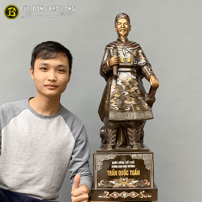 Tượng Đồng Trần Hưng Đạo bệ vuông khảm ngũ sắc cao 8 tấc (81 cm) ở Sài Gòn