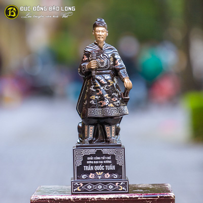 Tượng Trần Hưng Đạo bệ vuông khảm tại Sài Gòn TPHCM