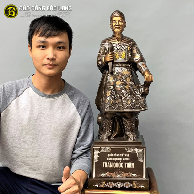 Tượng Đồng Trần Hưng Đạo bệ vuông khảm tam khí cao 7 tấc (69 cm) ở Sài Gòn