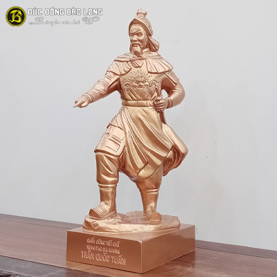 Tượng Trần Hưng Đạo chỉ tay tại Sài Gòn TPHCM