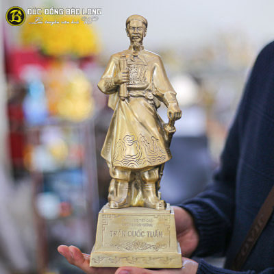 Tượng Đồng Trần Hưng Đạo bệ vát bằng đồng vàng cao 3 tấc (31 cm) ở TPHCM