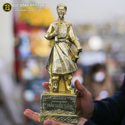 Tượng Đồng Trần Hưng Đạo bệ vuông bằng đồng vàng cao 3 tấc (31 cm) ở Sài Gòn