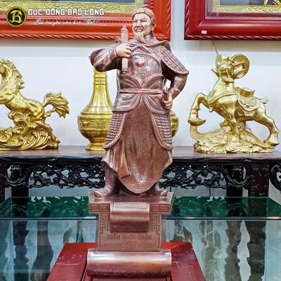 Tượng Trần Hưng Đạo bằng đồng đỏ ở TPHCM