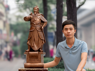 Tượng Đồng Trần Hưng Đạo bệ thuyền cao 9 tấc (89 cm) tại Sài Gòn