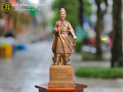 Tượng Đồng Trần Hưng Đạo bệ vuông màu trầm cổ cao gần 5 tấc (48 cm) ở Sài Gòn