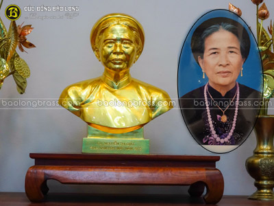 Tượng Chân Dung Cụ Nguyễn Thị Giắt Bằng Đồng 48cm Dát Vàng 9999